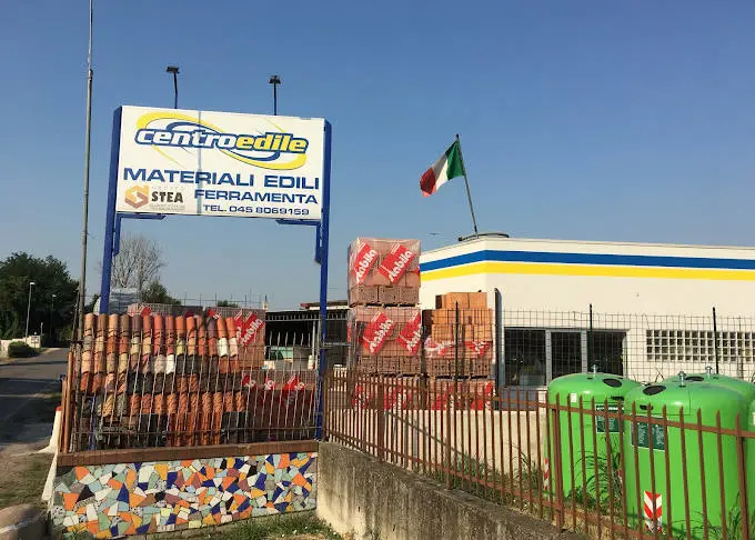 Il piazzale con i materiali edili pronti per il carico