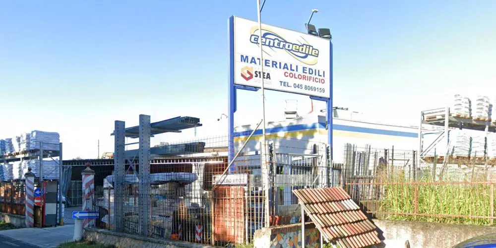 Il punto vendita Centro Edile con il magazzino e il piazzale di carico