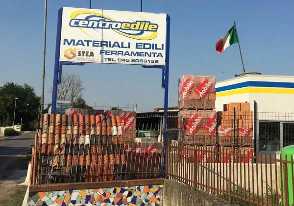 Insegna Centro Edile con i materiali edili esposti nel piazzale del punto vendita