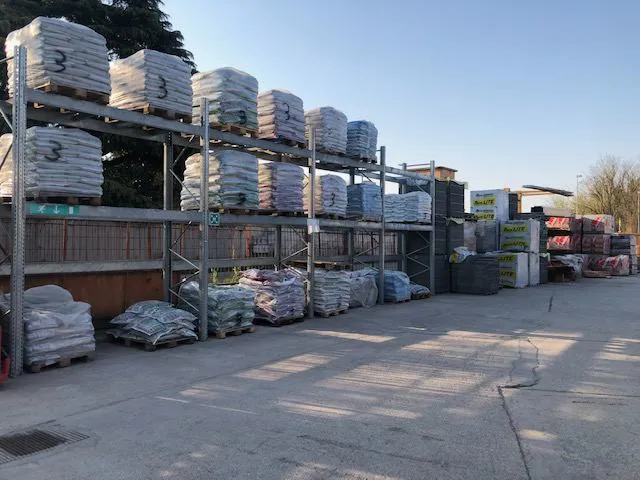 Scaffalature del piazzale con bancali di malte e materiali sfusi pronti al ritiro