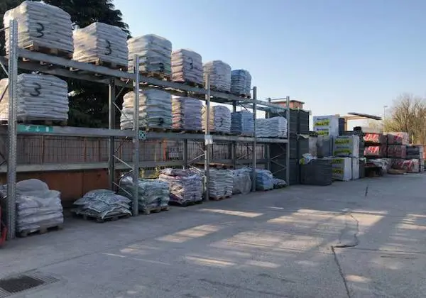 Scaffalature del piazzale con bancali di malte e materiali sfusi pronti al ritiro