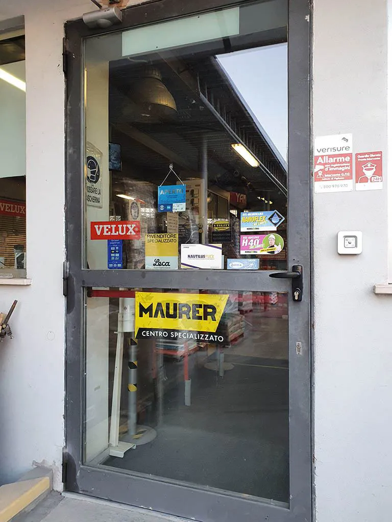 Ingresso del negozio Centro Edile con le insegne dei marchi trattati