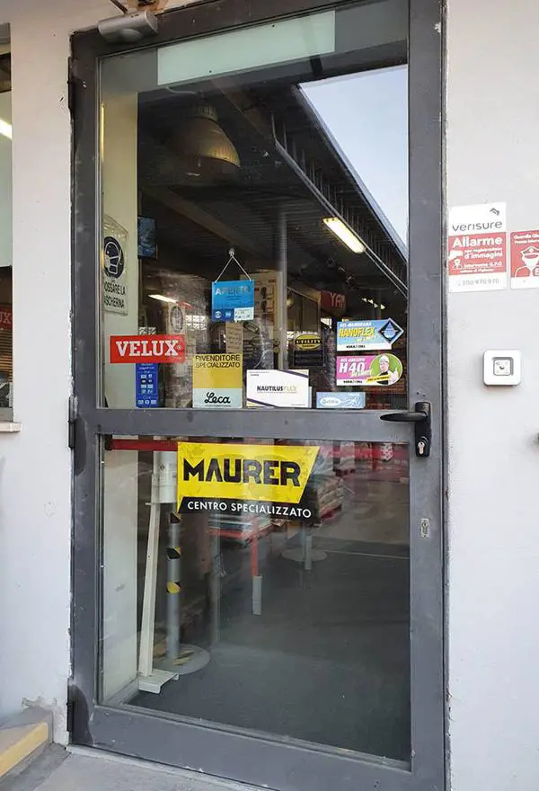 Ingresso del negozio Centro Edile con le insegne dei marchi trattati