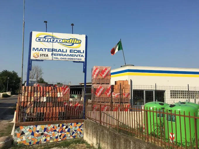 Piazzale esterno di Centro Edile con laterizi, coppi e bancali di materiale