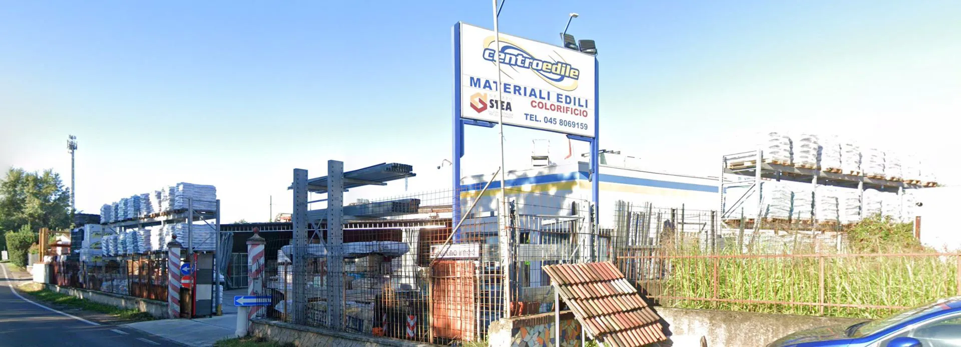 Vista esterna del punto vendita Centro Edile a Verona con l'insegna e il piazzale dei materiali