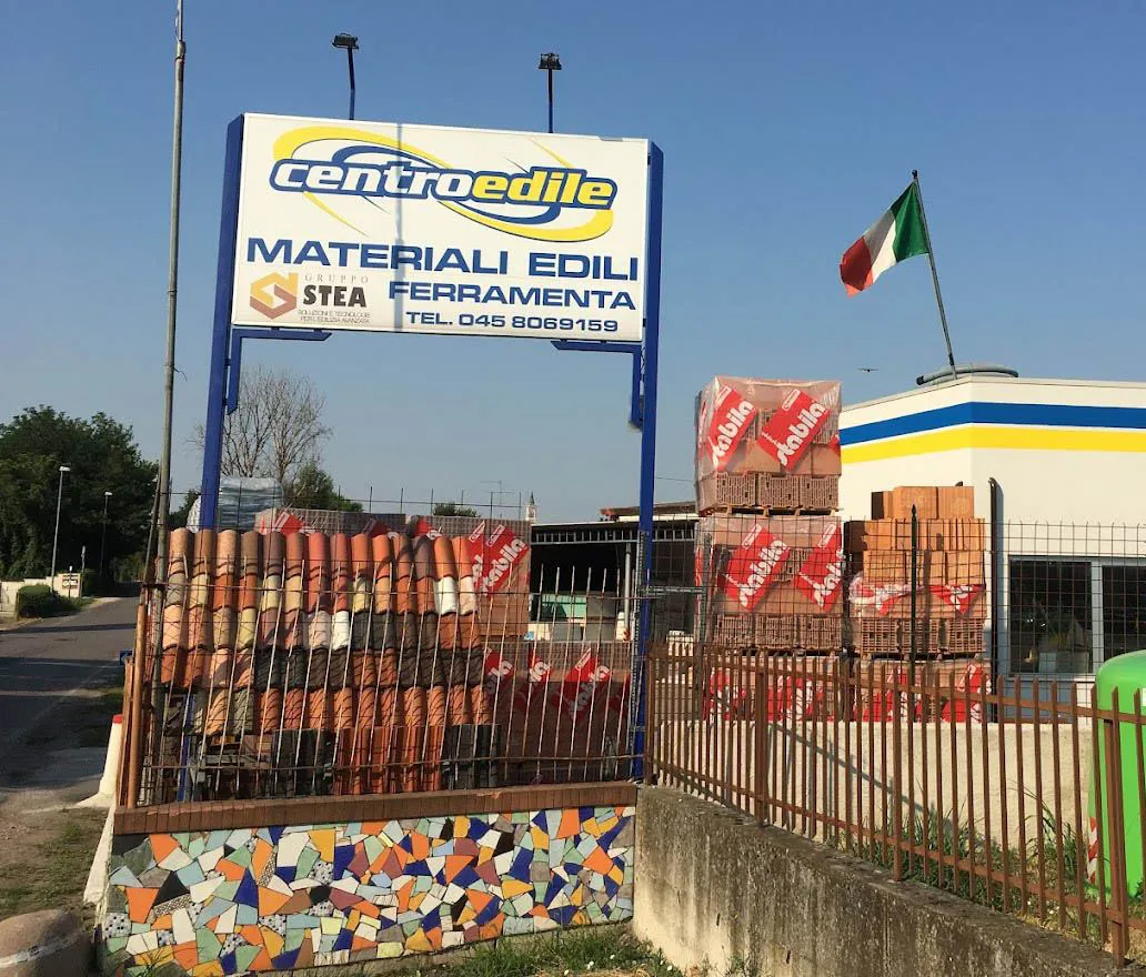 Ingresso del punto vendita Centro Edile in via Bartolomeo Avesani a Verona