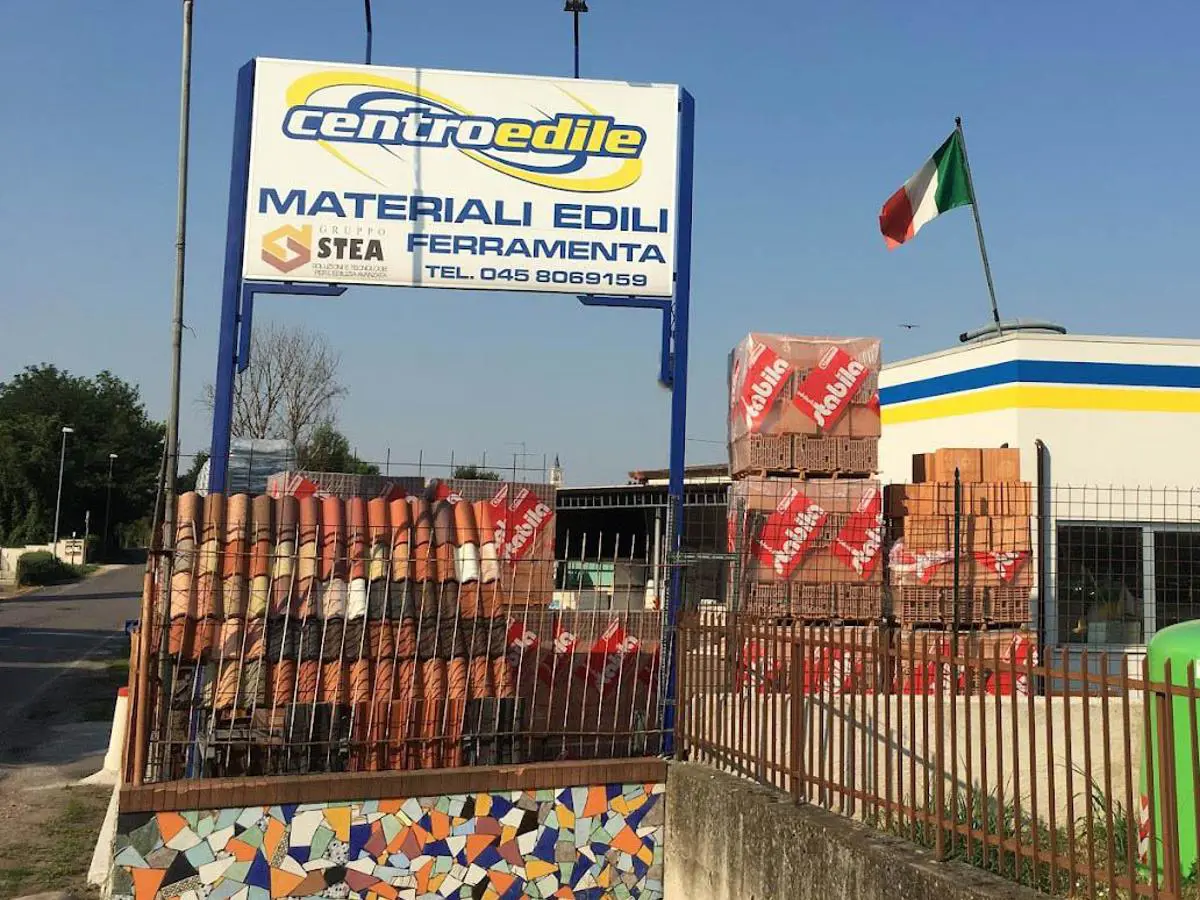 Ingresso del punto vendita Centro Edile in via Bartolomeo Avesani a Verona